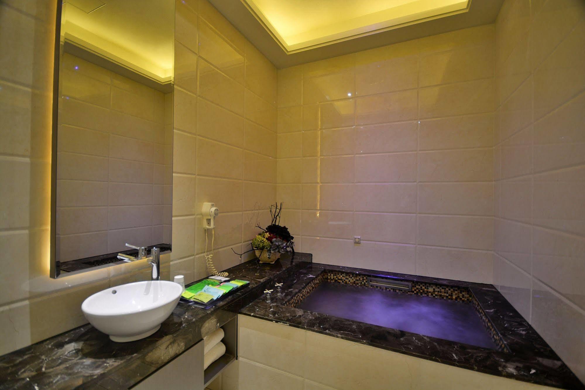 Hea Duenn Motel Taichung Buitenkant foto